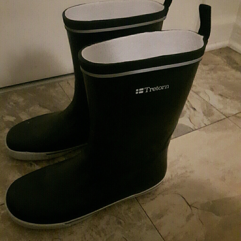 Size 8 tretorn rain boots black